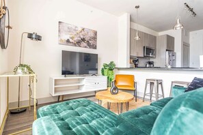 TV, Netflix, streaming services, offices - Boulevard Stays Dashing King Studio Suite Pool, Parking Gym M (Richardson)