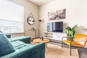 TV, Netflix, streaming services, offices - Boulevard Stays Dashing King Studio Suite Pool, Parking Gym M (Richardson)