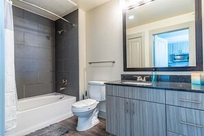 Combined shower/tub, hair dryer, shampoo - Boulevard Stays Dashing King Studio Suite Pool, Parking Gym M (Richardson)