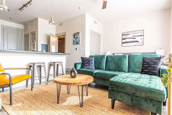 TV, Netflix, streaming services, offices - Boulevard Stays Dashing King Studio Suite Pool, Parking Gym M (Richardson)