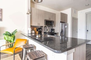 Fridge, microwave, oven, stovetop - Boulevard Stays Dashing King Studio Suite Pool, Parking Gym M (Richardson)