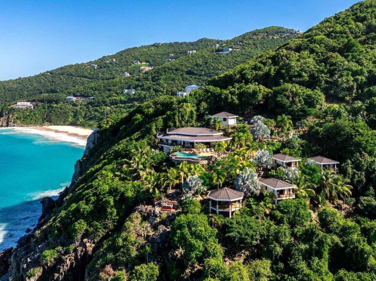 Beach nearby, sun loungers, beach towels