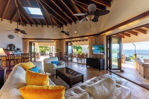 Älytelevisio, DVD-soitin, kirjoja, stereot