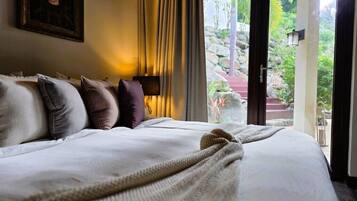 6 Schlafzimmer, Zimmersafe, Schreibtisch, Bügeleisen/Bügelbrett