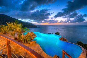A infinity pool with a view of the ocean and a mountainous landscape. - MyALL Tortola, a dream villa on a dream island (Tortola)