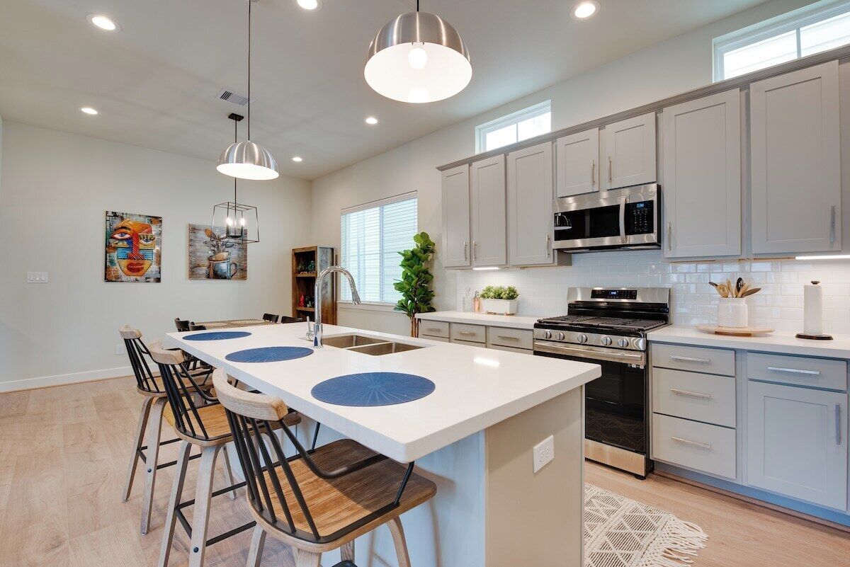 Køleskab, mikrobølgeovn, ovn, kogeplade