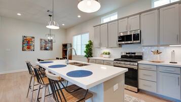 Køleskab, mikrobølgeovn, ovn, kogeplade