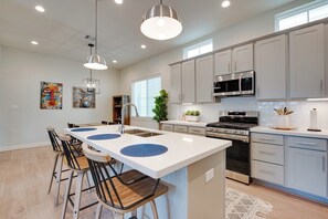 Køleskab, mikrobølgeovn, ovn, kogeplade