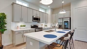 Køleskab, mikrobølgeovn, ovn, kogeplade