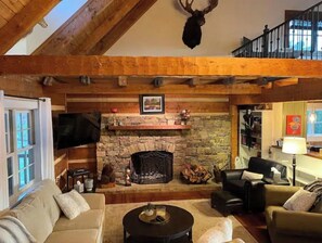 Smart TV, fireplace, books, printers - Cabin Dream is 20 minutes from TIEC.  1 hr. from Biltmore Estate.  WC accessible (Mill Spring)
