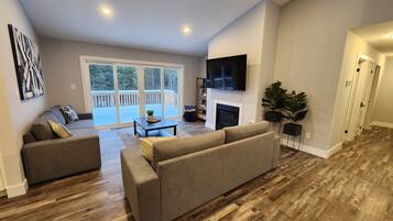 TV connectée, cheminée, table de tennis de table