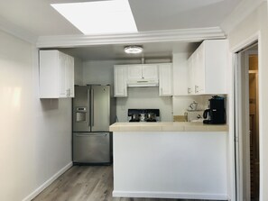 Jääkaappi, mikroaaltouuni, uuni, liesi