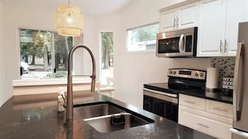 Réfrigérateur, four à micro-ondes, un four, surface de cuisson