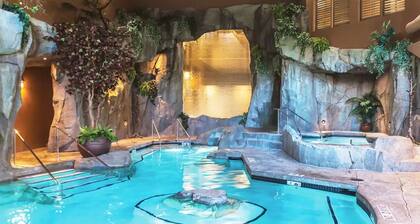 Rathtrevor BEACH - POOL + HOT TUB (Sleeps 6)