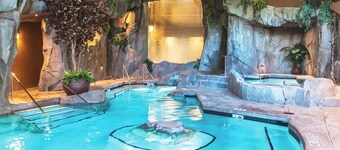 Rathtrevor BEACH - POOL + HOT TUB (Sleeps 6)