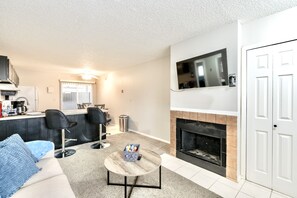 54 吋平面電視連數碼電視頻道、電視、串流服務