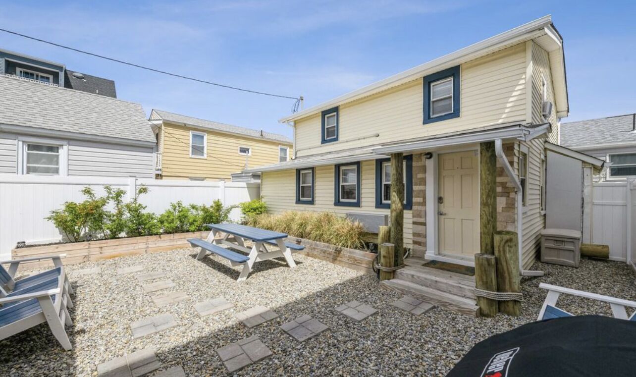 Charming 2-Story Seaside Getaway: Perfect Family Retreat Steps from the Beach