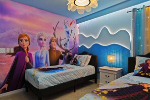 Een slaapkamer met een bed, nachtkastjes, een wandlamp en een muurschildering.