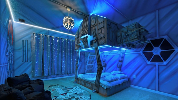 A room with a bunk bed, a round rug, and a wall with hexagonal windows. - Grand Marvel & Star Wars Villa | Windsor Island (Davenport)