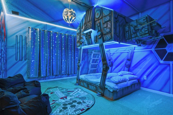 Kids will have fun in this Star Wars bedroom with beautiful lights