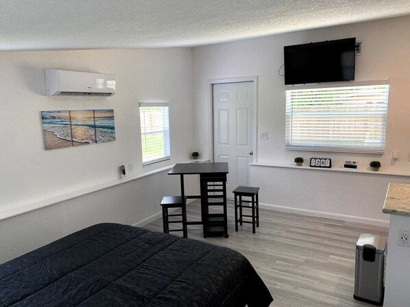 1 bedroom, desk, WiFi, bed sheets