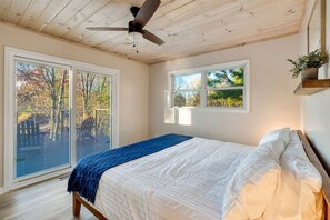 2 bedrooms, desk, iron/ironing board, WiFi - Serene Gem by Dollywood w/hotub (Sevierville)