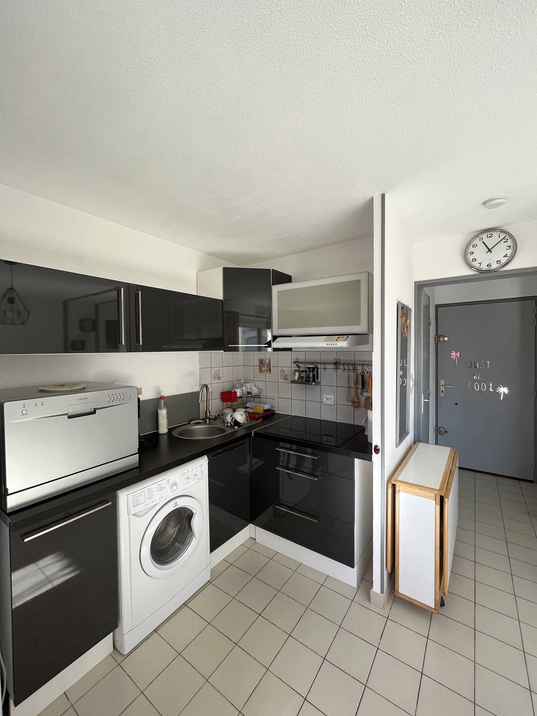 Fridge, cookware/dishes/utensils