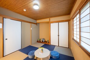 4 bedrooms, desk, free WiFi