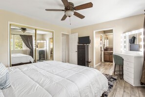 4 Schlafzimmer, Schreibtisch, Bügeleisen/Bügelbrett, Reisekinderbett