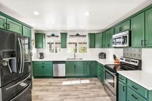 Kühlschrank, Mikrowelle, Ofen, Herdplatte