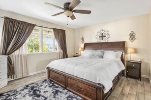 4 Schlafzimmer, Schreibtisch, Bügeleisen/Bügelbrett, Reisekinderbett