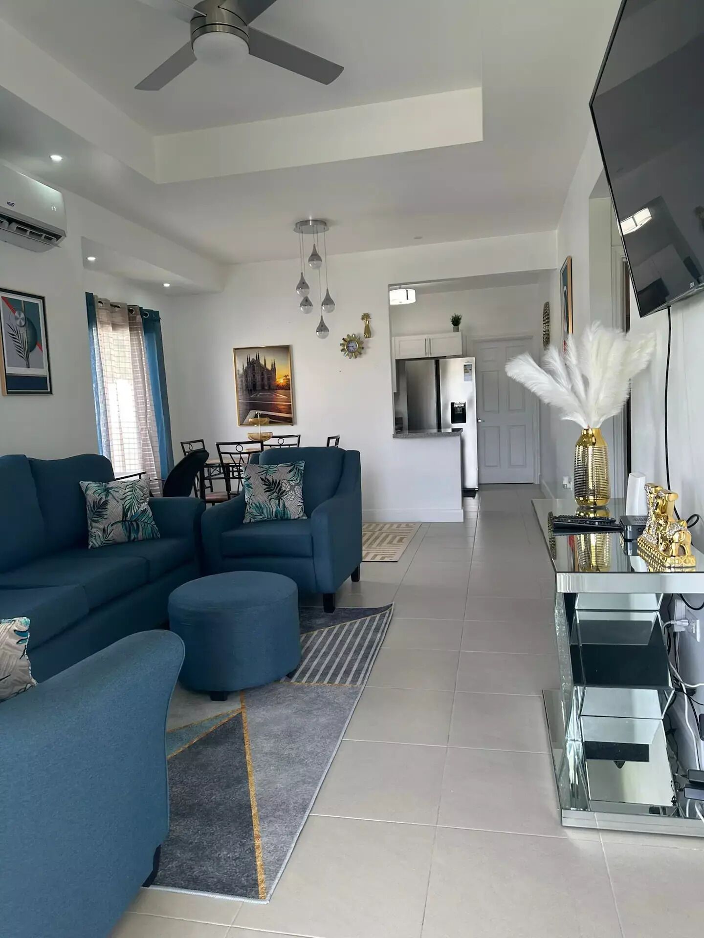 Una Smart TV, una mesa de tenis de mesa