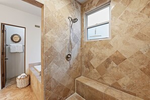 Combined shower/bathtub, jetted bath, towels - Beautiful Tuscan Inspired Home - Ocean view rooftop terrace- 8 min walk to the beach!! (Oceanside)