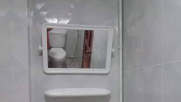 Chuveiro, chuveiro com efeito de chuva, toalhas de banho