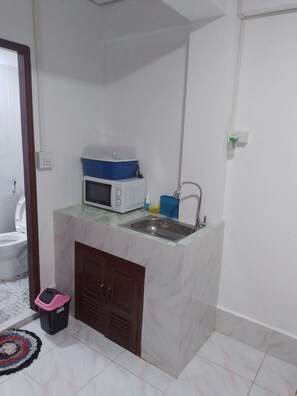Habitación básica doble | Cocina privada | Refrigerador con congelador, microondas y cafetera y tetera 