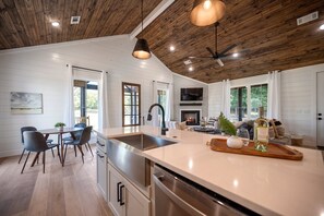 Interior - Romantic/Pet Friendly 1-Bedroom Cabin in Hochatown with Hot Tub & Disc Golf (Broken Bow)