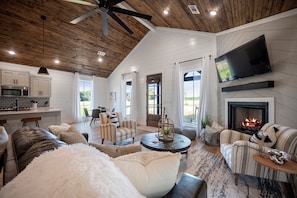 Smart TV, fireplace