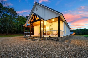 Exterior - Romantic/Pet Friendly 1-Bedroom Cabin in Hochatown with Hot Tub & Disc Golf (Broken Bow)