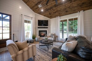 Smart TV, fireplace - Romantic/Pet Friendly 1-Bedroom Cabin in Hochatown with Hot Tub & Disc Golf (Broken Bow)