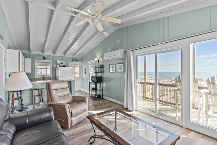 Timeless Oceanfront Cottage Near Pier With Grill & Fishing Station - Oak Island, NC