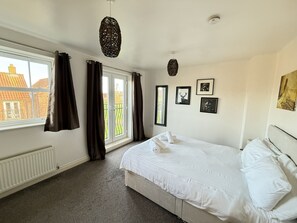 1 bedroom, iron/ironing board, free WiFi, bed sheets - Comfortable Coastal Apartment - Sleeping 4 in 1 Bedroom - Pool and Beach Access (Filey)