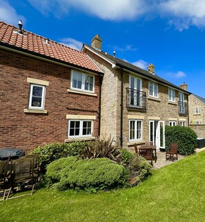 Exterior - Lovely Coastal Cottage - Sleeping 5 in 2 bedrooms - Pool and Beach Access Included. (Filey)