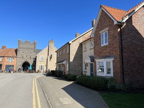 Exterior - Lovely Coastal Cottage - Sleeping 5 in 2 bedrooms - Pool and Beach Access Included. (Filey)
