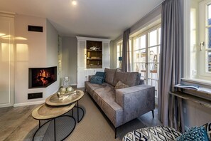 TV, fireplace, stereo