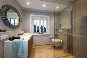 Dusche, Haartrockner, Handtücher