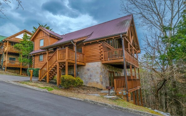 Exterior - Logged Inn - Play Games & Soak in the Hot Tub (Pigeon Forge)