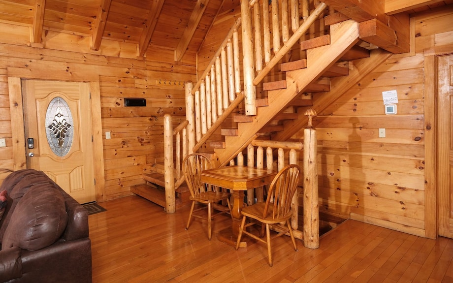 Logged Inn - Play Games & Soak In The Hot Tub - Pigeon Forge, TN