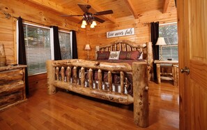 3 bedrooms, WiFi, bed sheets - Logged Inn - Play Games & Soak in the Hot Tub (Pigeon Forge)