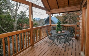 Outdoor dining - Logged Inn - Play Games & Soak in the Hot Tub (Pigeon Forge)