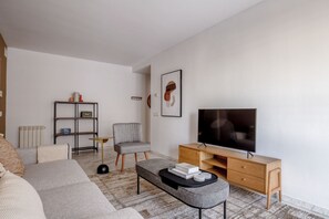 Una televisión, un reproductor estéreo